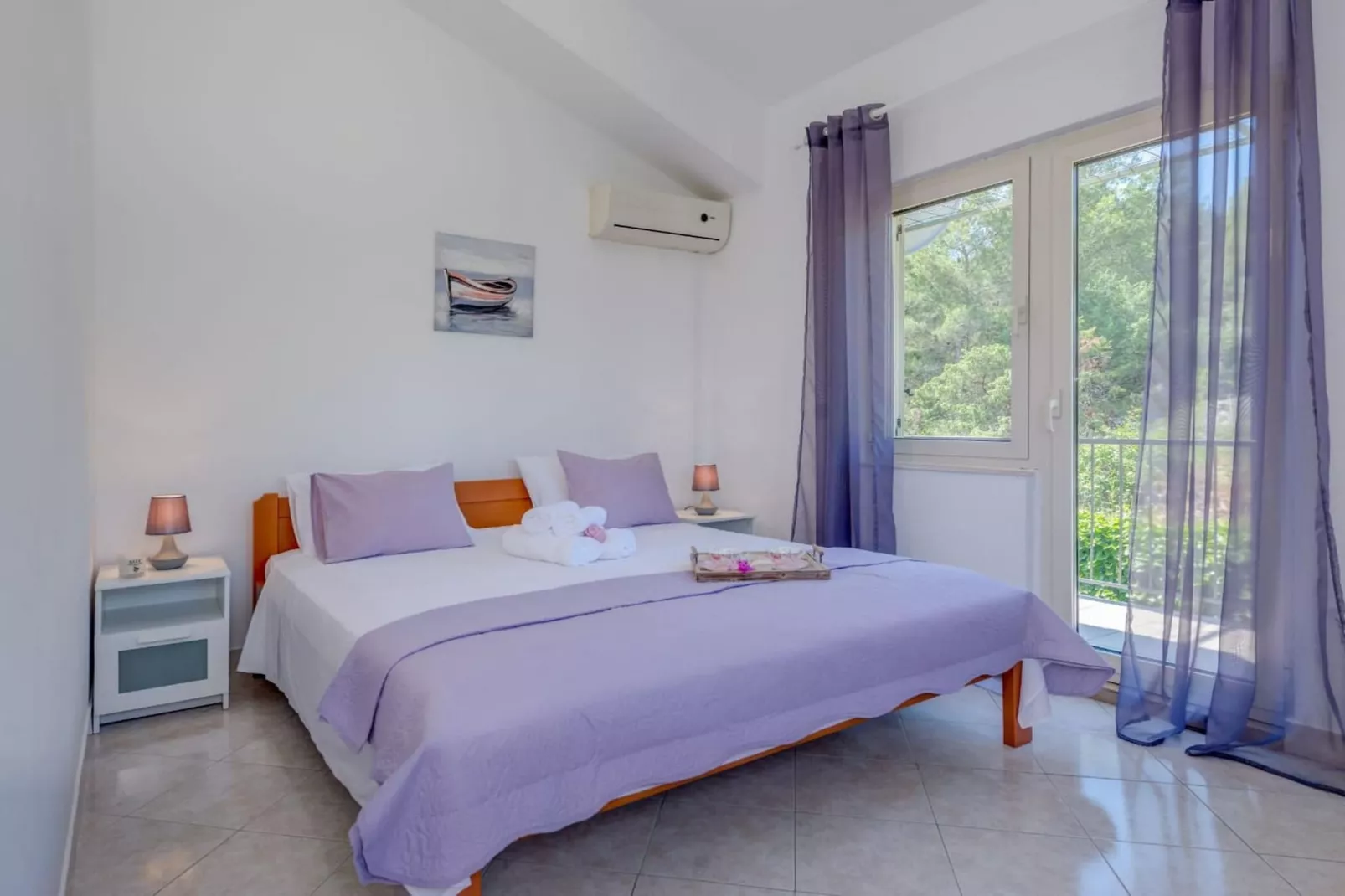 Seaside Getaway Holiday Home with Patio Slatine - Three Bedroom Holiday Home