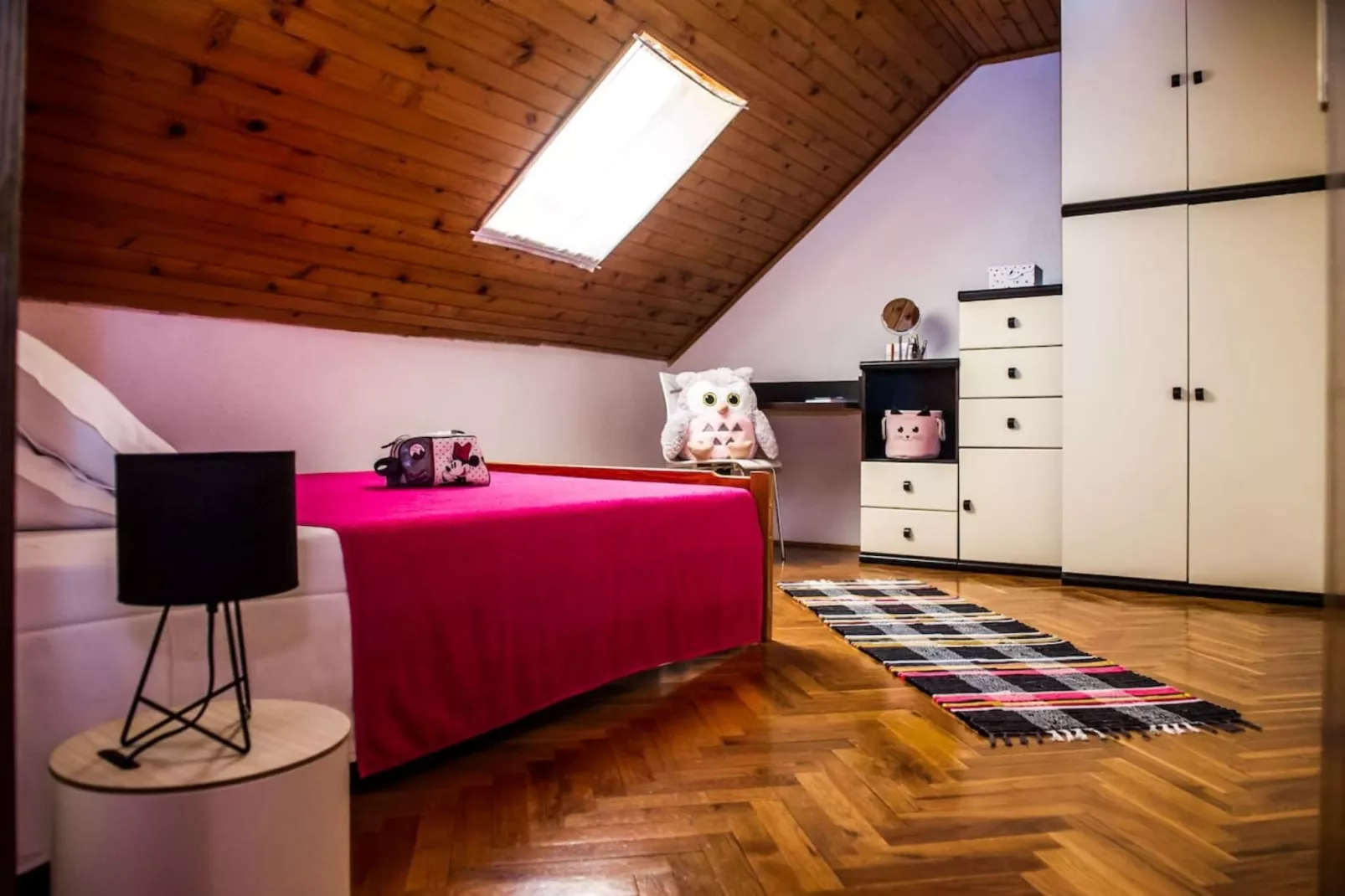 Picturesque House in Kaštela Old Town Near Beach and Local Amenities - Four Bedroom Holiday Home-Schlafzimmer