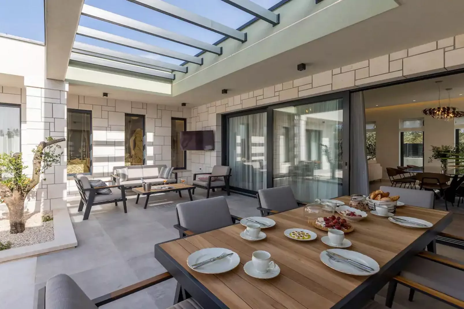 Sophisticated Oasis Residence Villa with Pool - Three Bedroom Villa with Pool-Esszimmer