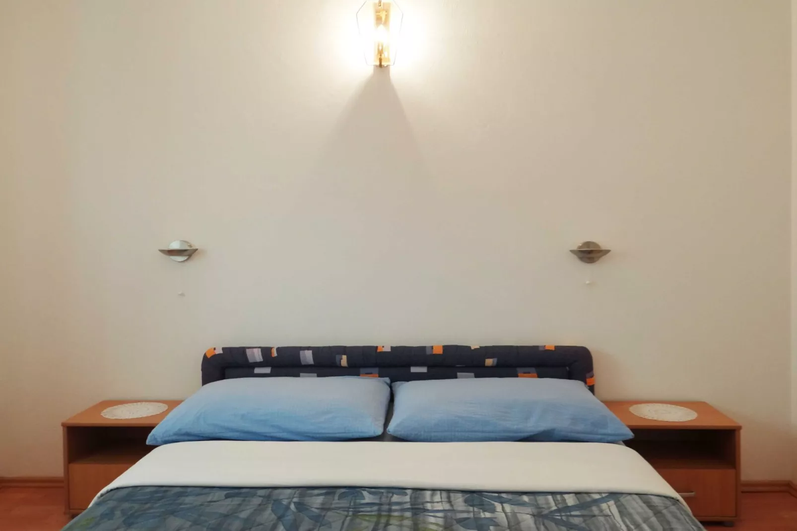 Bright Krk Apartment with Balcony and Beach Proximity - One Bedroom Apartment-Schlafzimmer