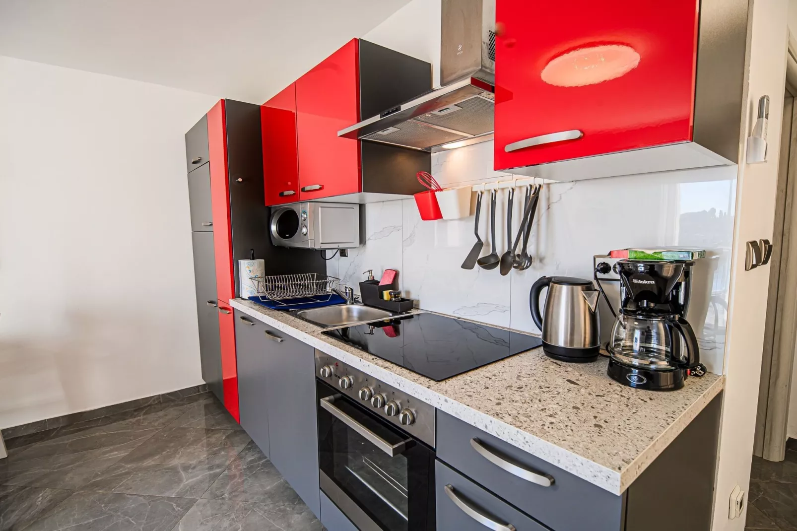 Sleek and Stylish Umag Apartments with Sea View - Two Bedroom Apartment with Balcony-Cuisine