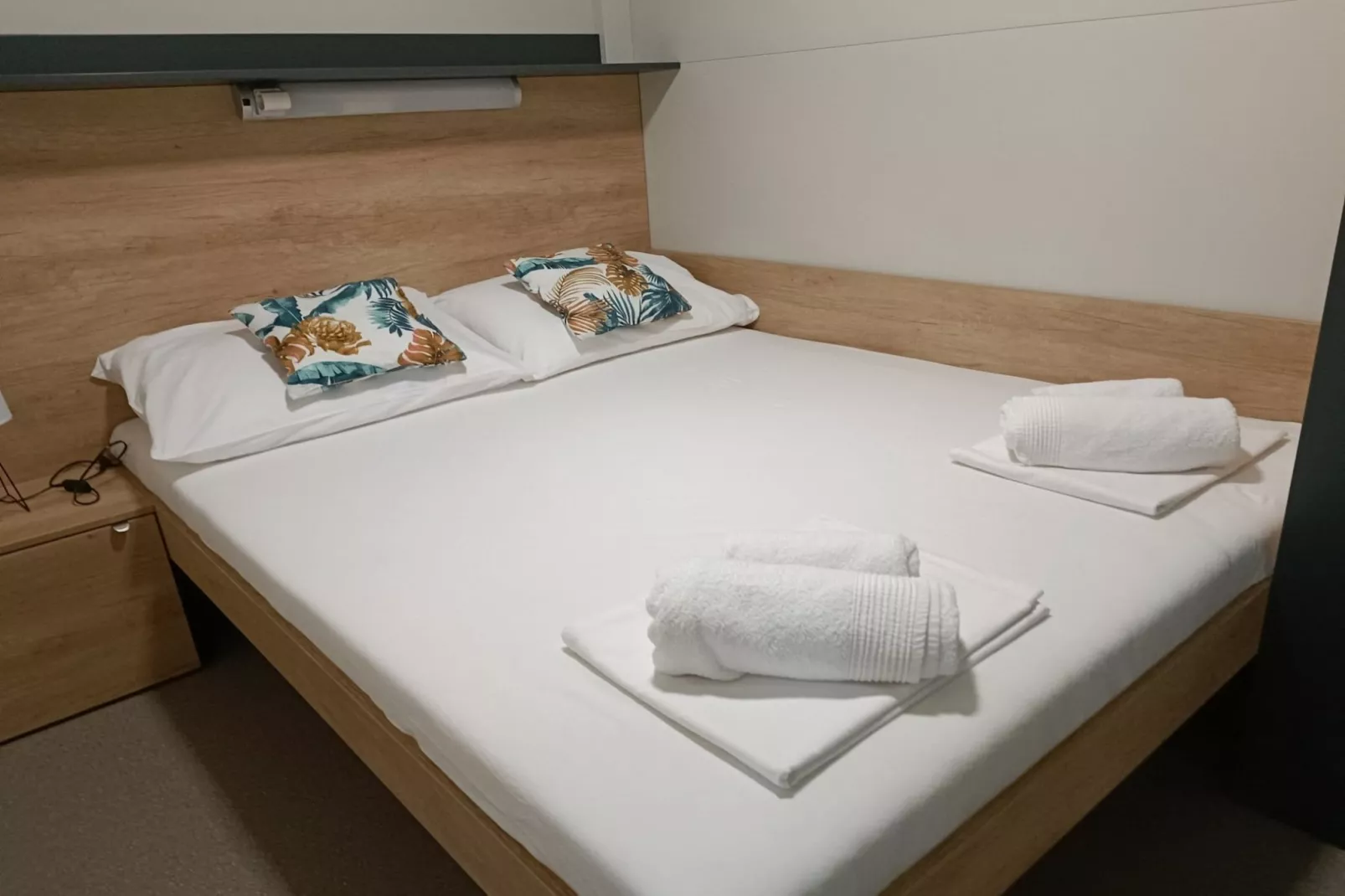 Comfort Two Bedroom Mobile Homes Pirovac - Standard Two Bedroom Mobile Home with Sea View and Terrace-Schlafzimmer