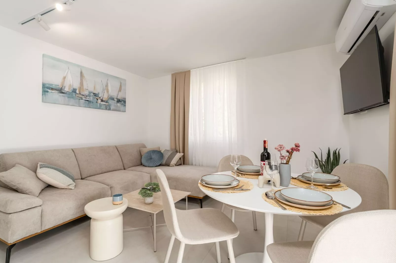 Modern City Escape with Balcony - Near the Ferry Port-Wohnzimmer