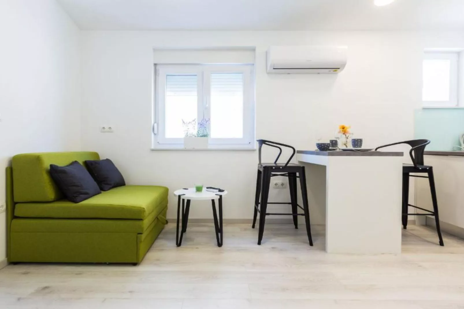 Spacious Two sis Apartments in Zadar with Terrace  Studio Apartment ( 1 )-Schlafzimmer