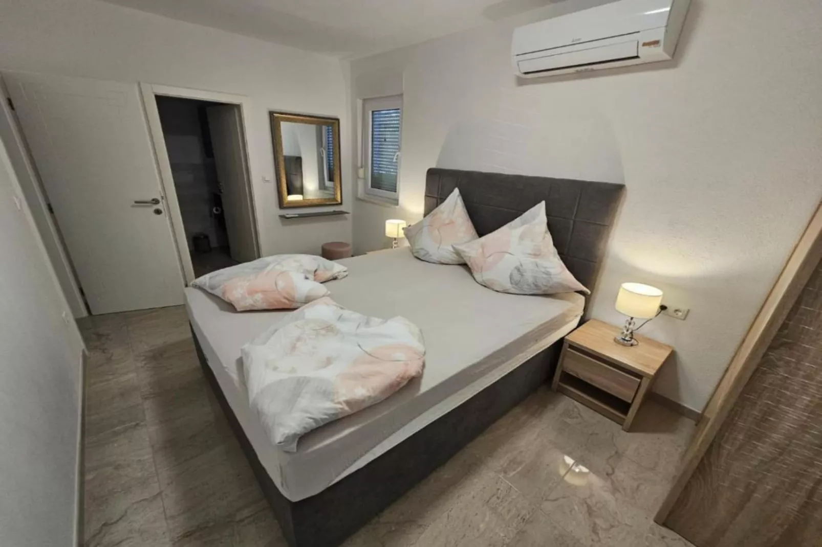 Spacious Villa With Outdoor Swimming Pool in Trogir - Three Bedroom Apartment-Chambre
