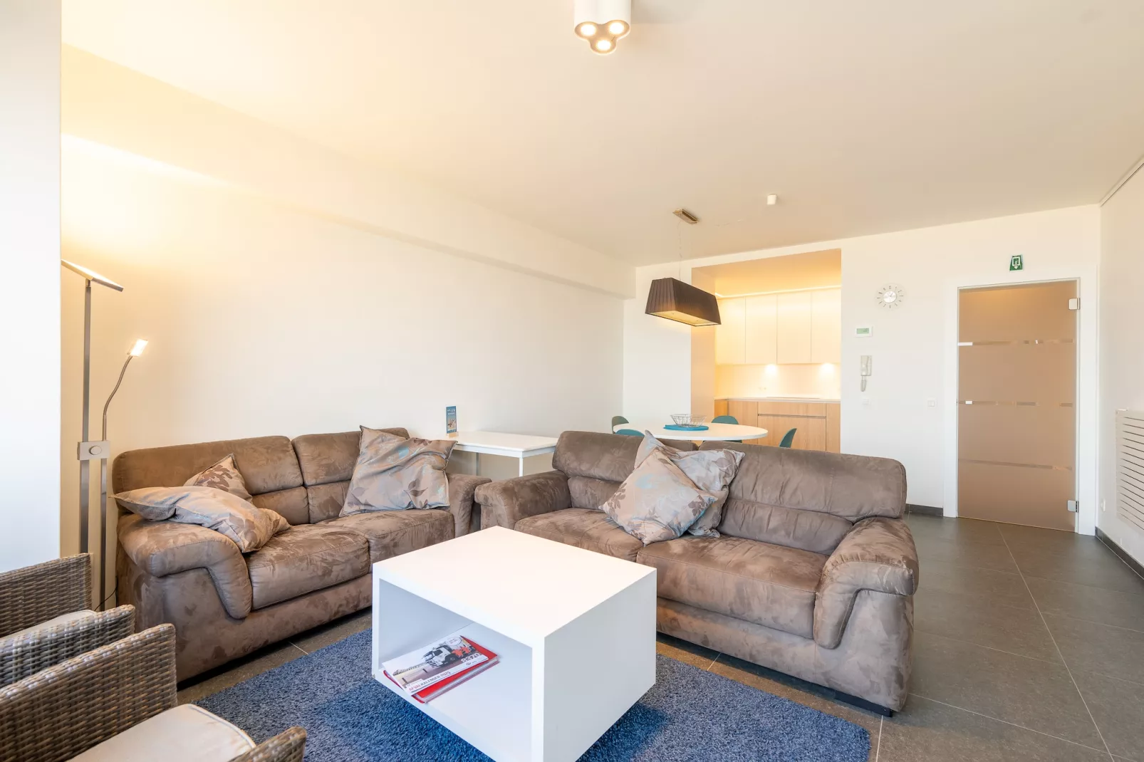STRAND 8A-Living room