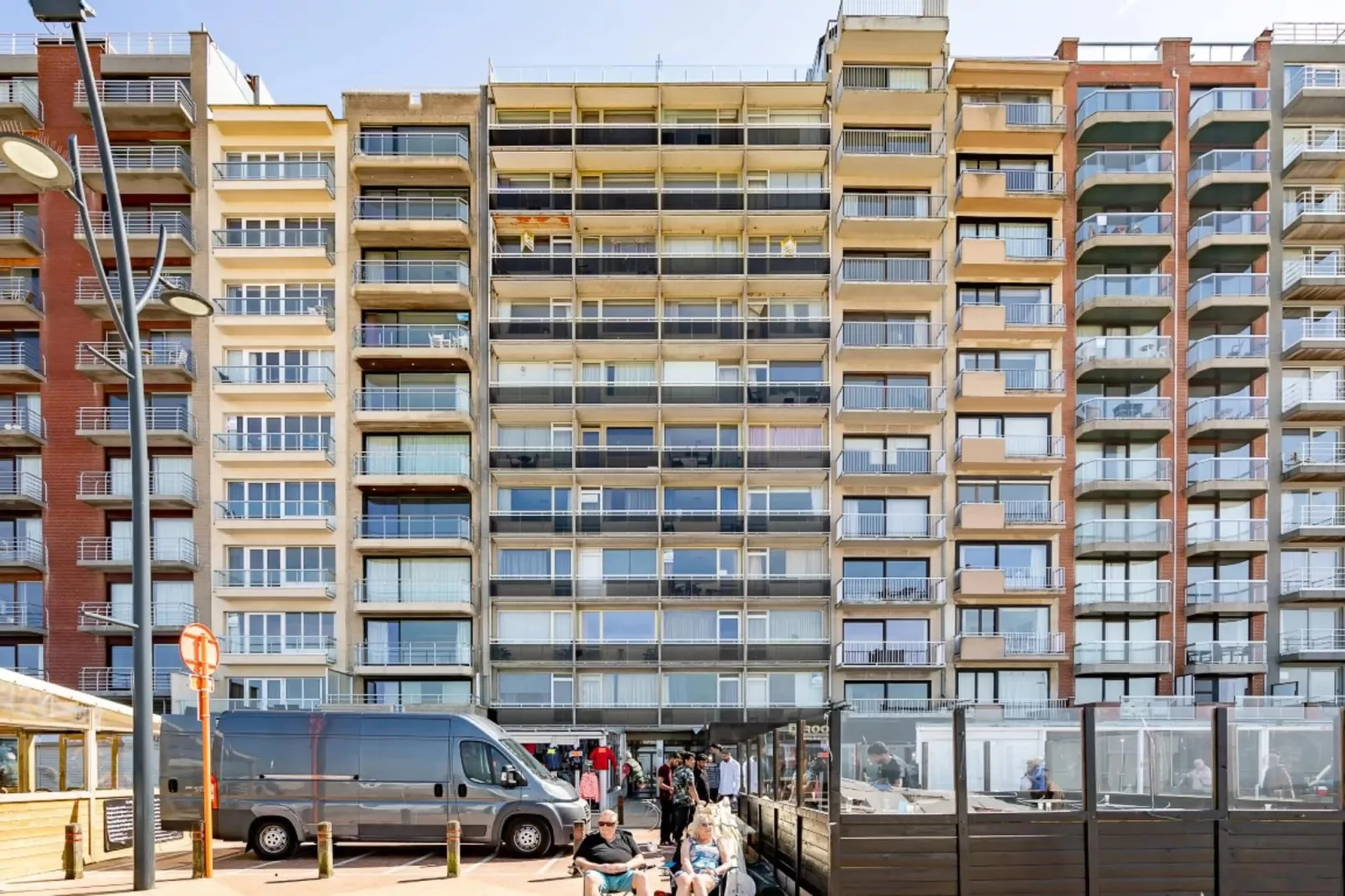 ASTORIA 83G-Exterior in summer