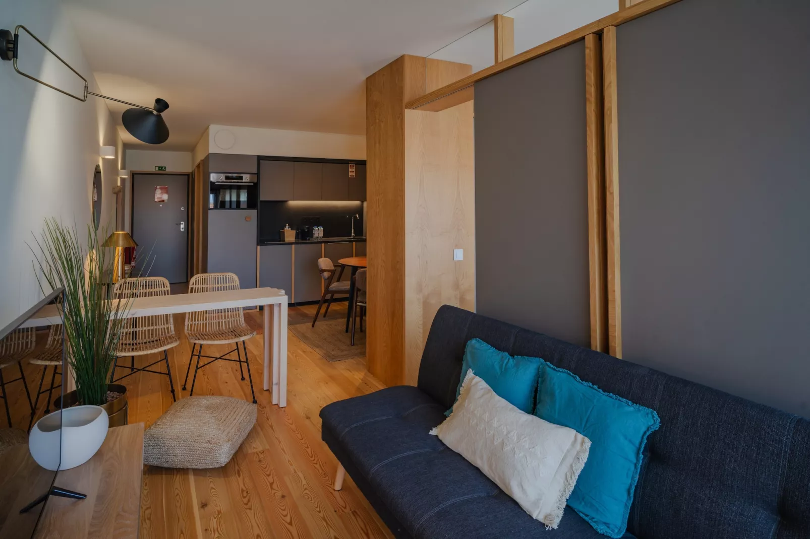 Feel Corporate Housing Campanhã 06-Living room