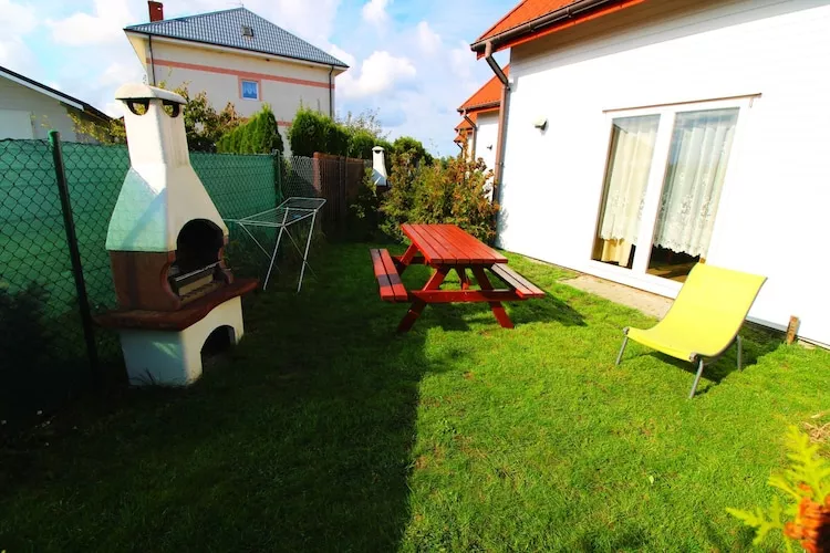 Domek parterowy z osobną sypialnią w Rewalu-Gardens in summer