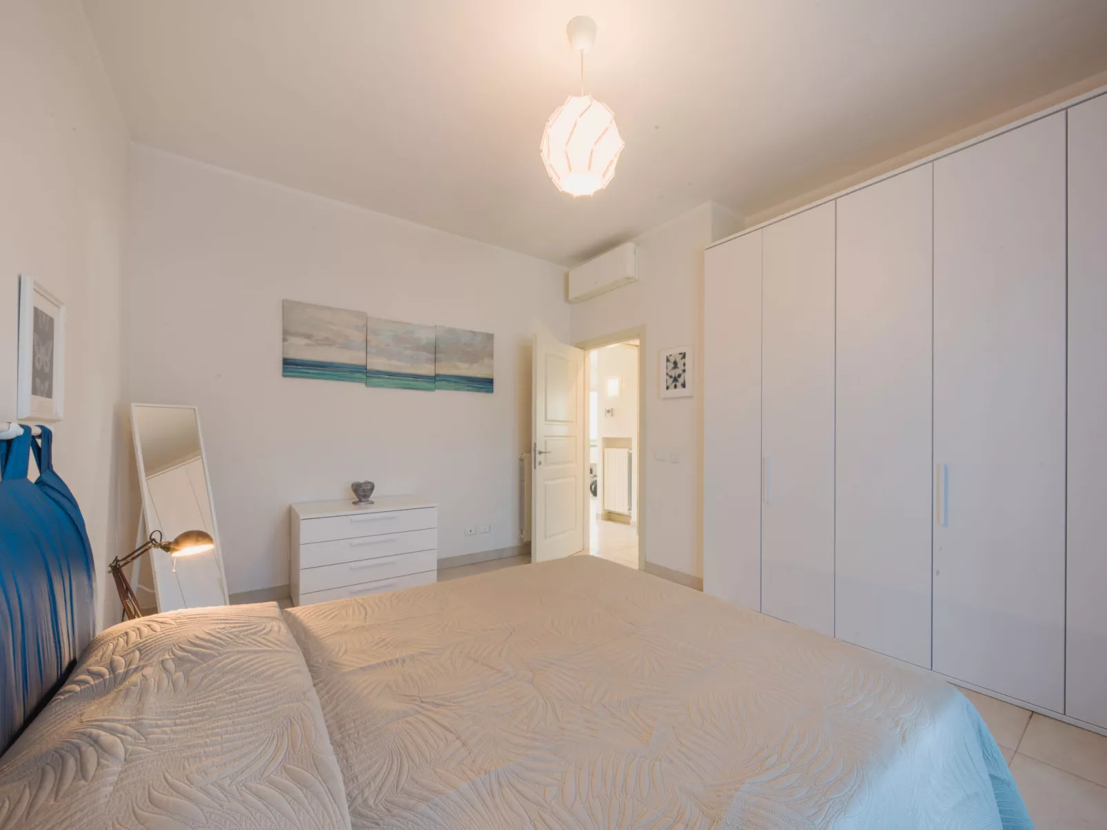 White Home-Drinnen