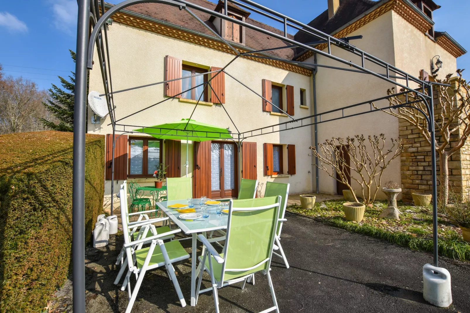 La Maison Albizzia-Exterior in summer
