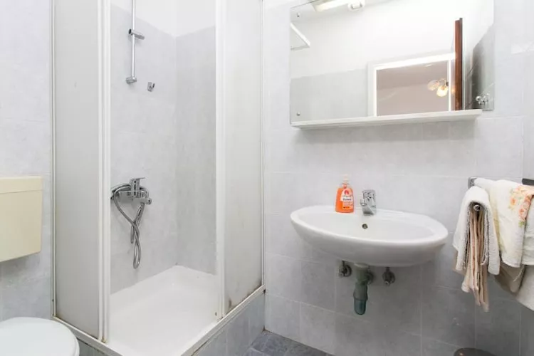 Guest House Zec -  Double or Twin Room with Balcony-Badezimmer