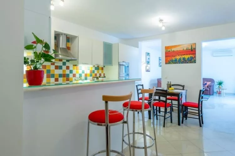 Feel Good Apartment - Two-Bedroom Apartment with Terrace and Garden View-Kitchen