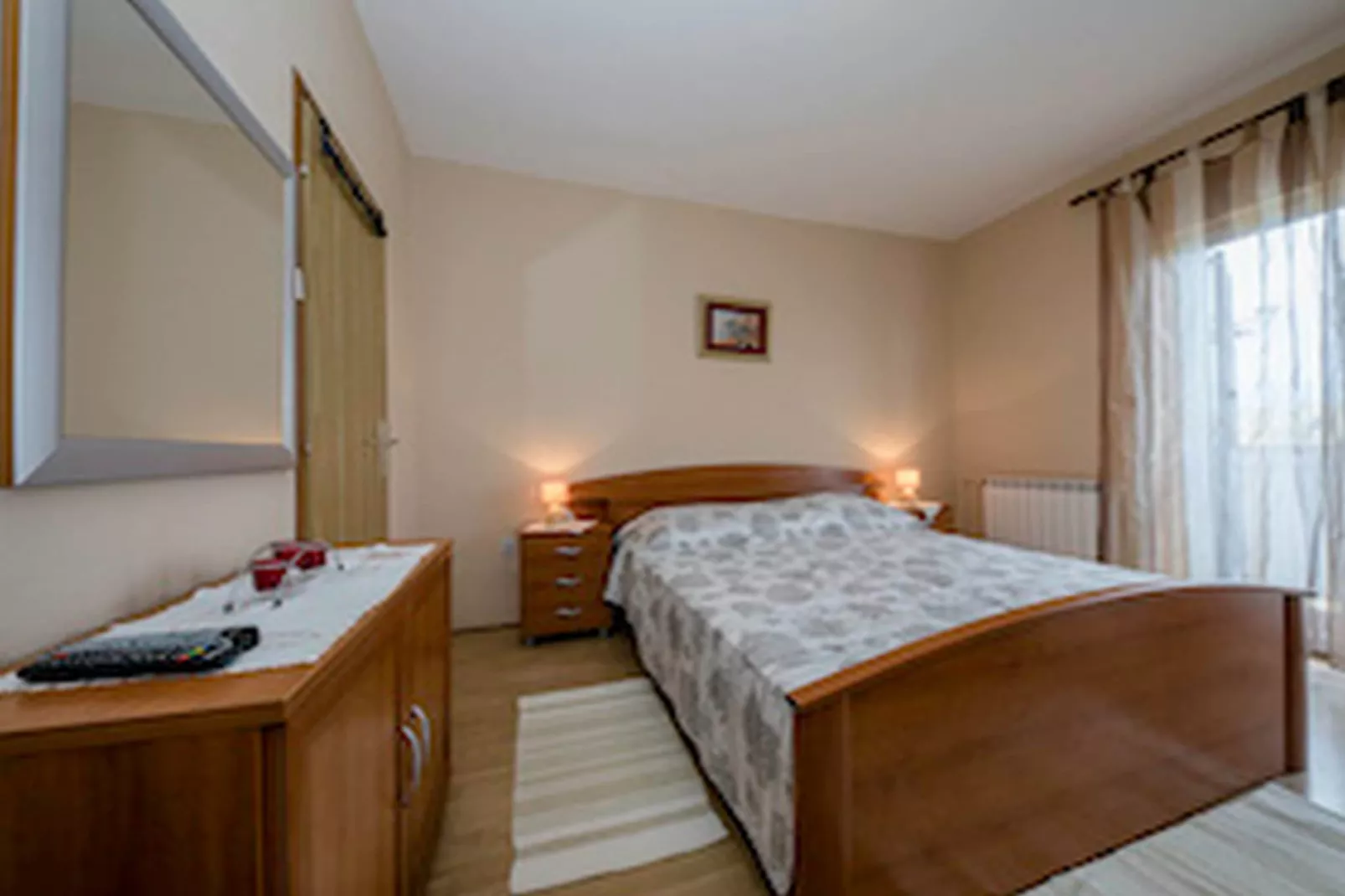 Apartments & Rooms Green Bay - Double Room with Balcony and Sea View (Room 3)-Schlafzimmer