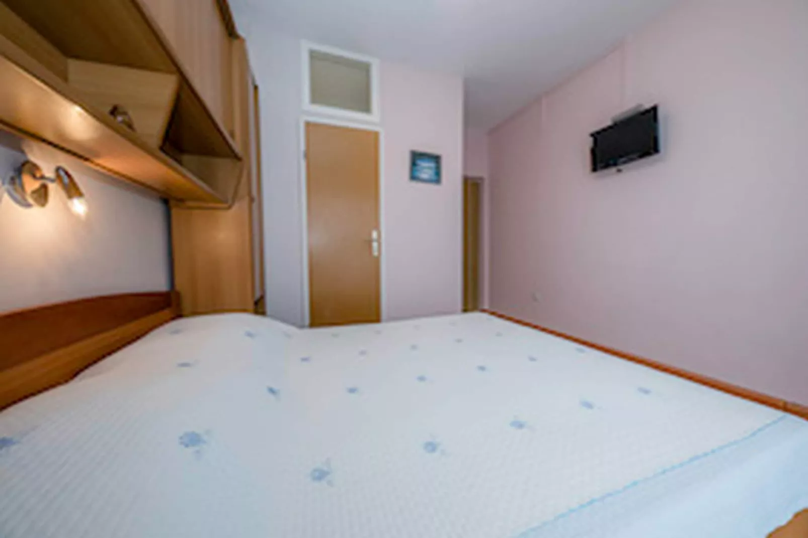 Apartments & Rooms Green Bay - Double Room with Balcony and Sea View (Room 1)-Schlafzimmer