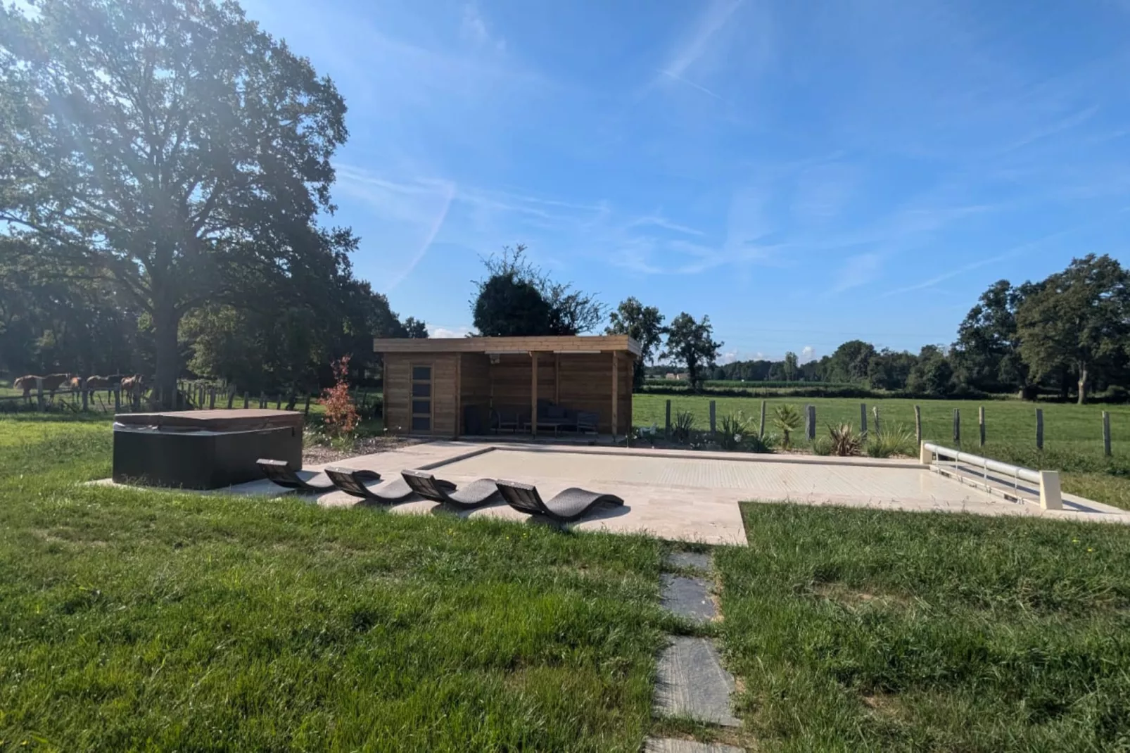 Arnage - Corner - Lodge - Piscine - Rêve au Mans-Swimming pool