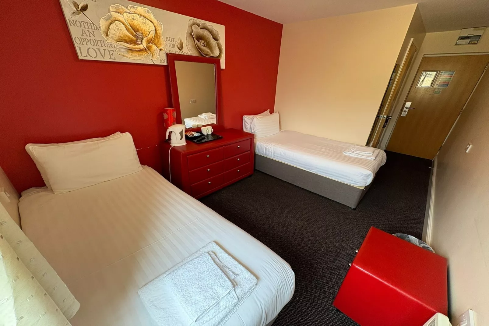 GO2 Gloucester Hotel by OYO  Twin Room-Bedroom