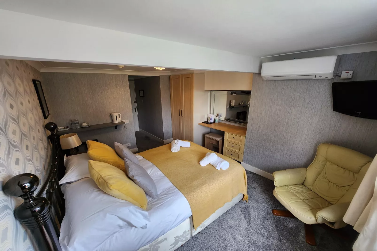 Lavendar Double Room-Bedroom