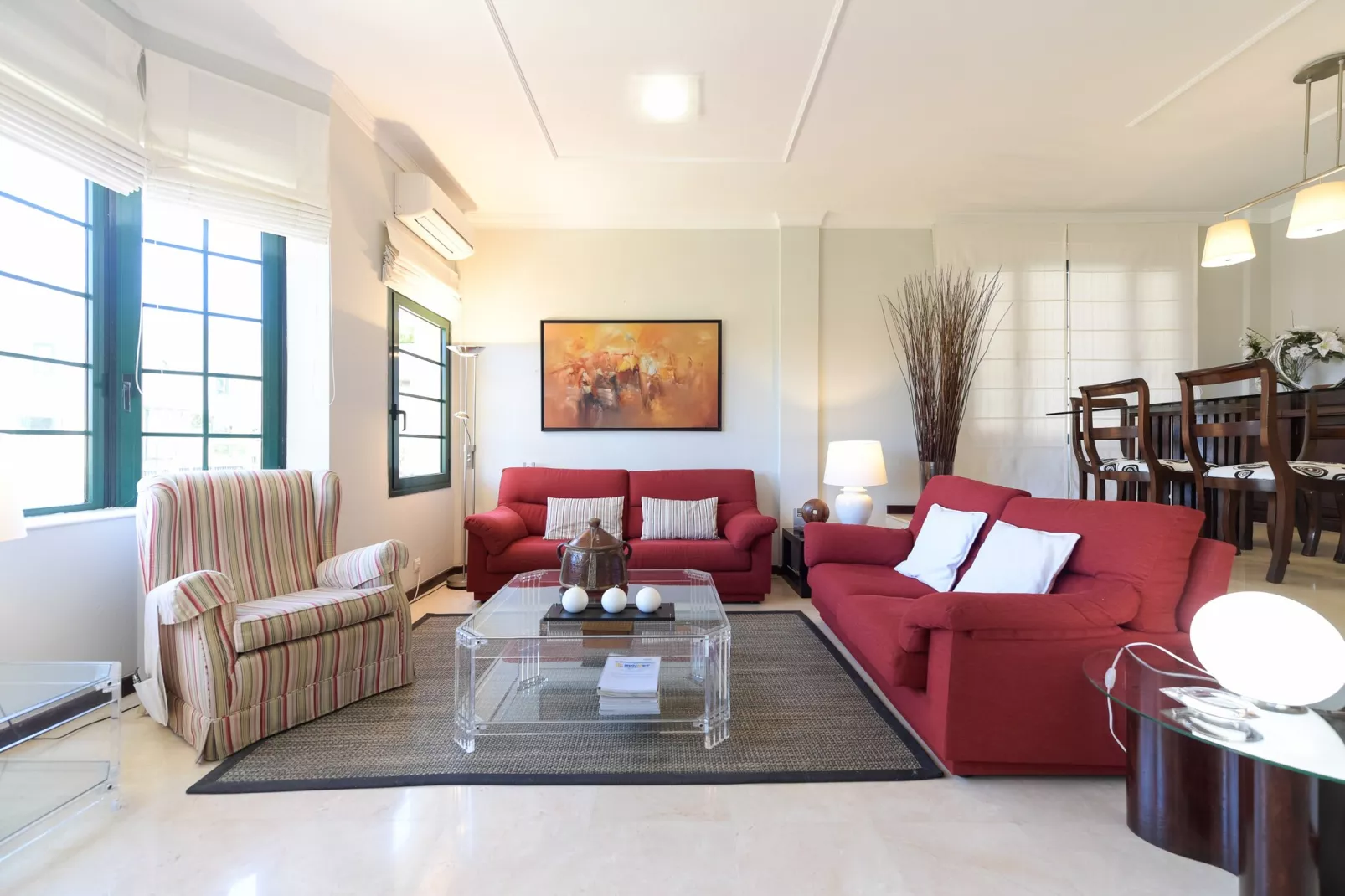 House with cozy garden BBQ and free parking-Living room