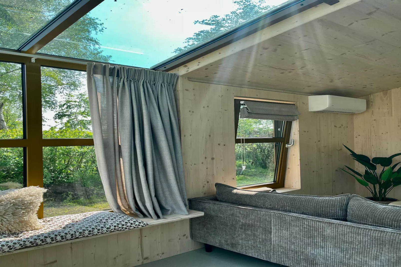 Groepsaccommodatie + 4 large greenhouses (36 personen)-Living room