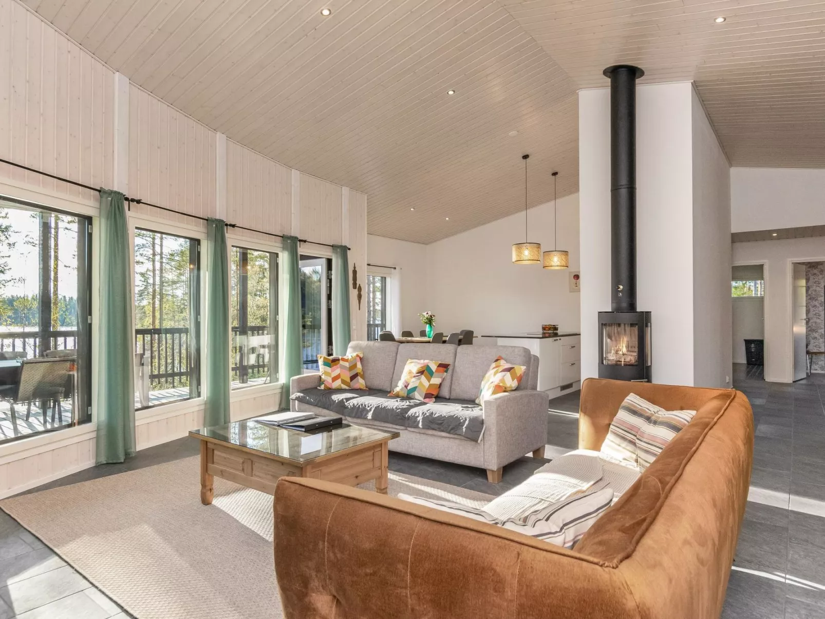 Järven idylli-Inside