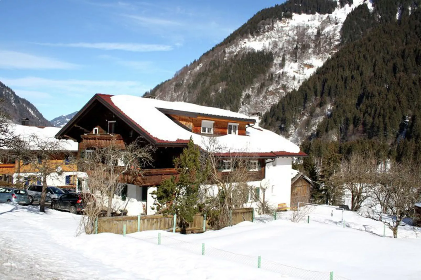 Haus Lukan Groß-Exterior winter