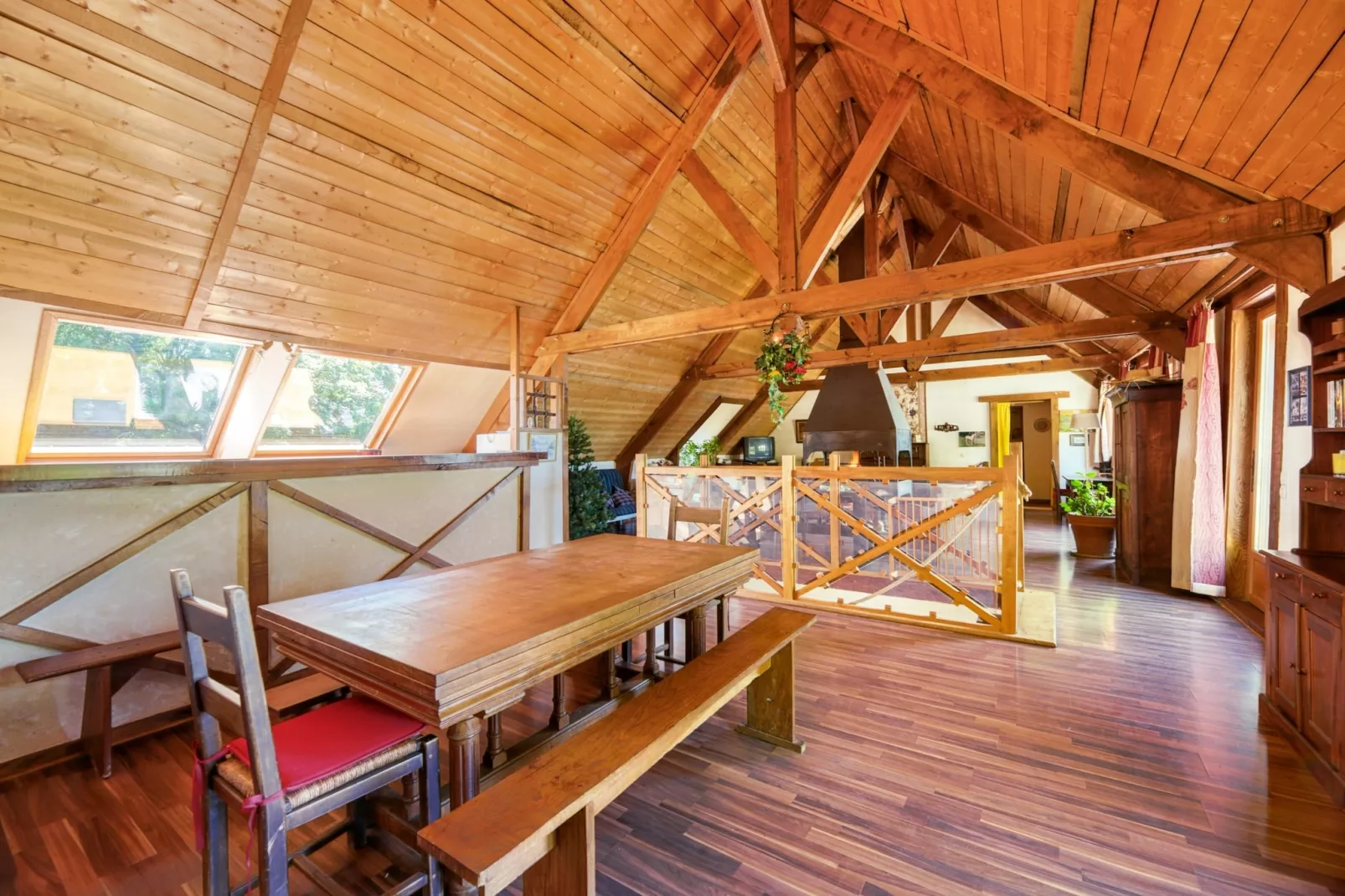 Ancien moulin à eau rénové au bord d'un étang privé-Esszimmer