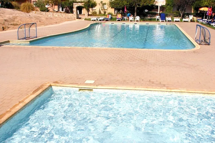 Melu-Swimming pool