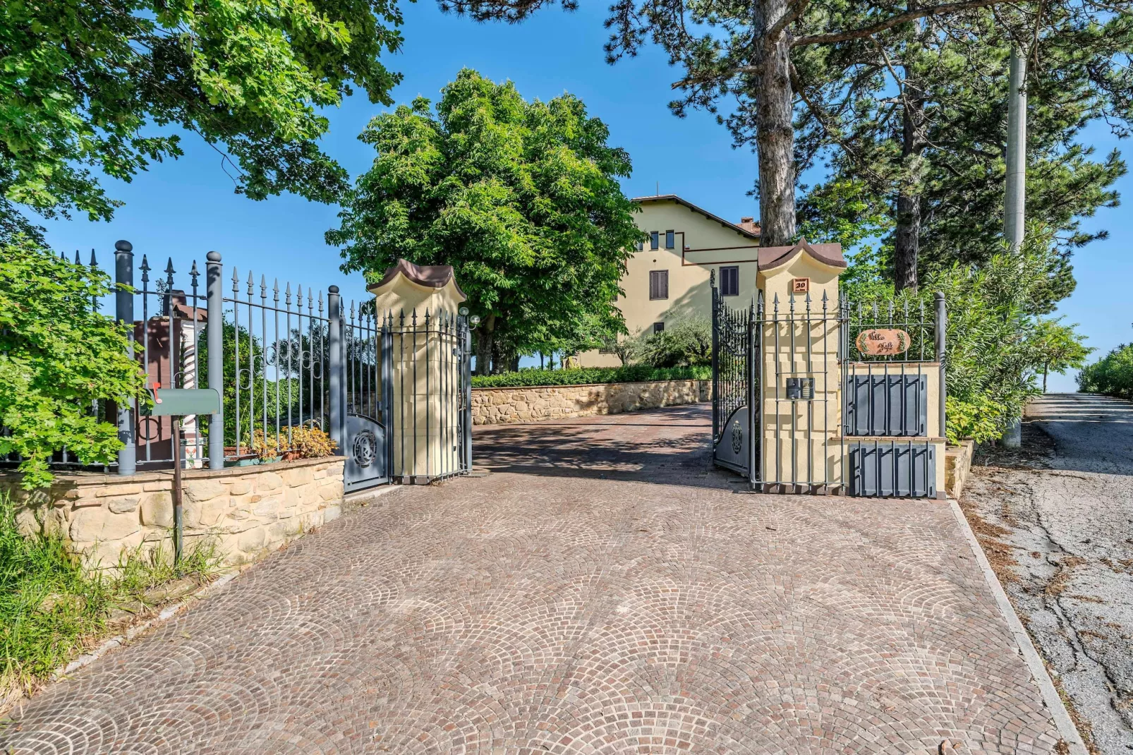 Bella Epoque-Exterior in summer