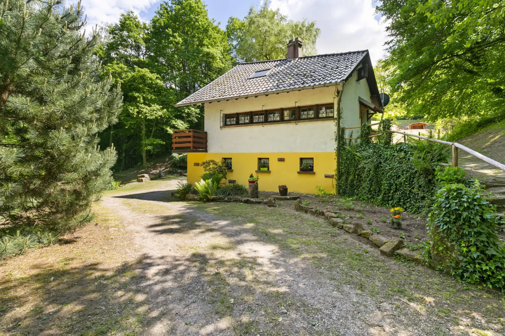 Sandra-Exterior in summer