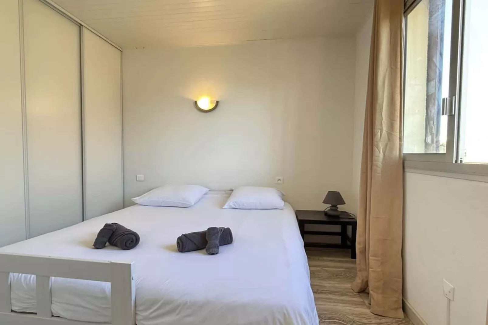 59 Cyril flore-Bedroom
