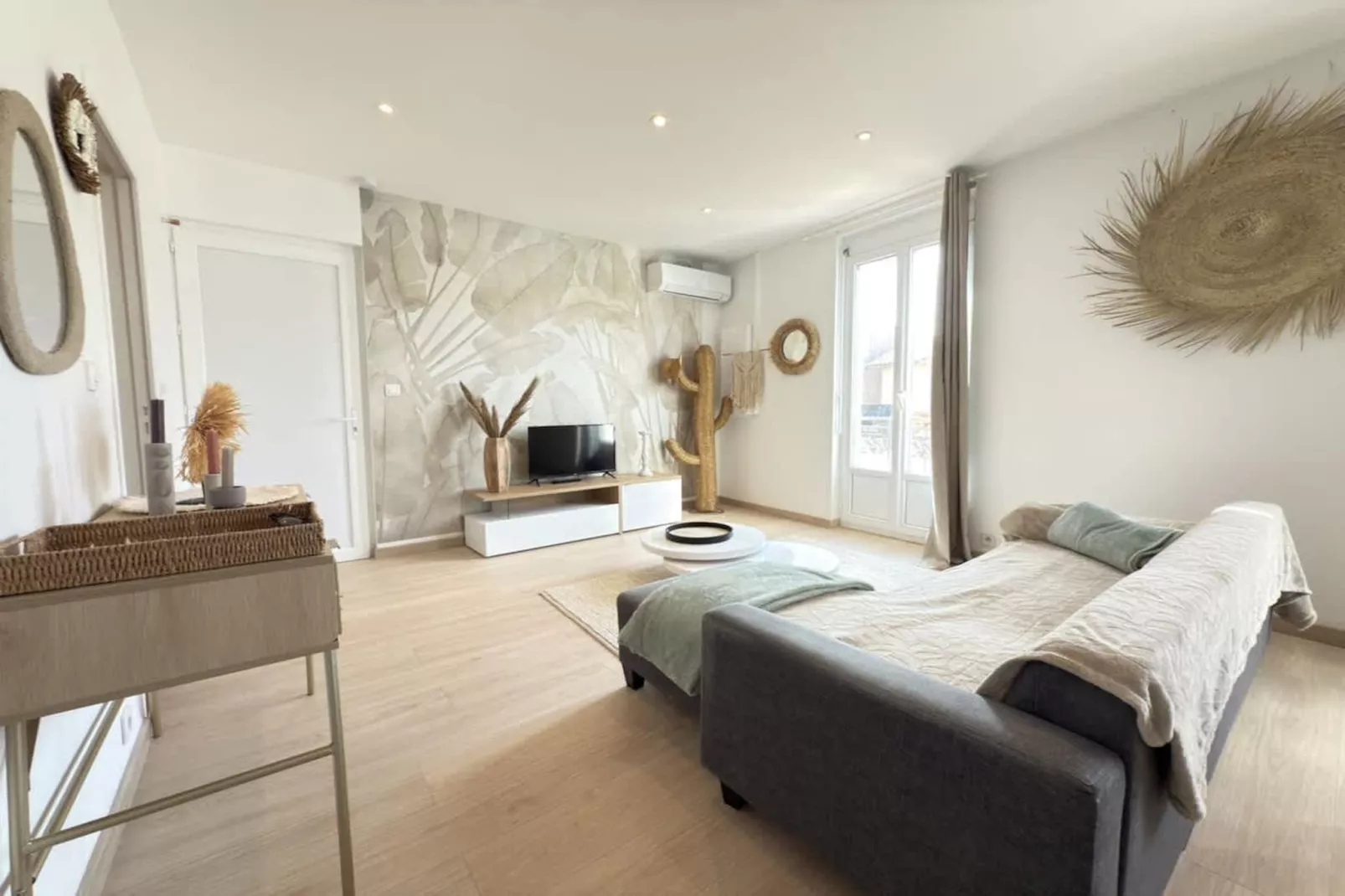 67 Coquet-Living room