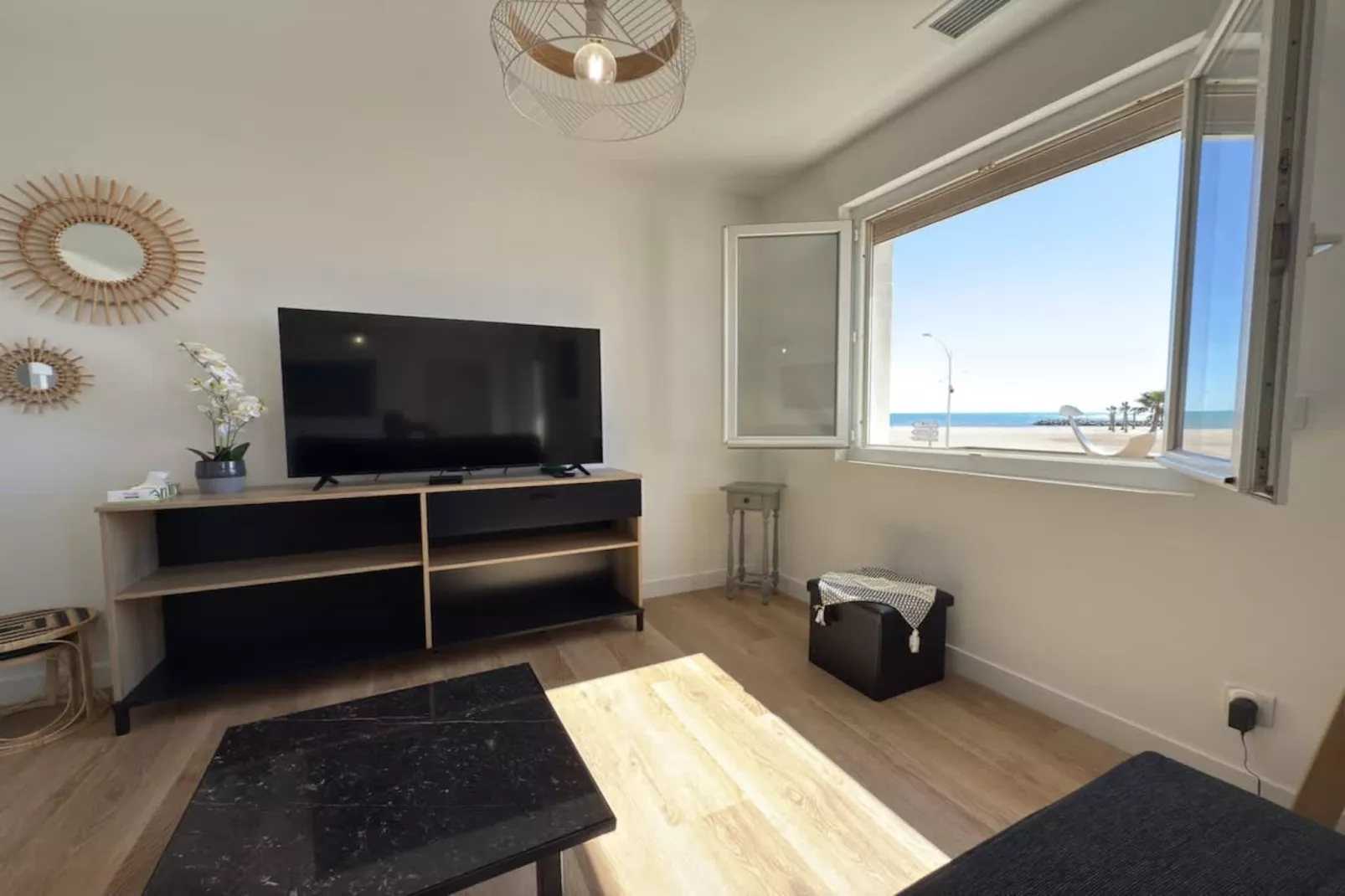 24 Balcon sur la Méd-Living room
