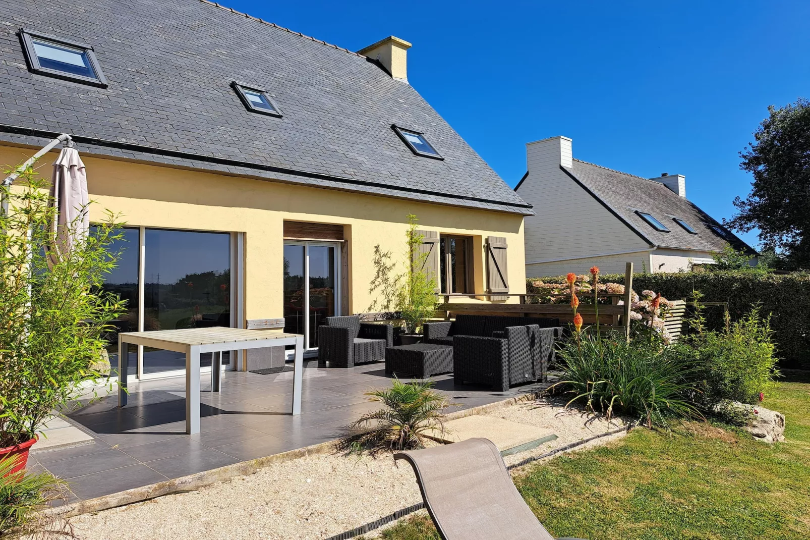 Ferienhaus Guissény-Exterior in summer