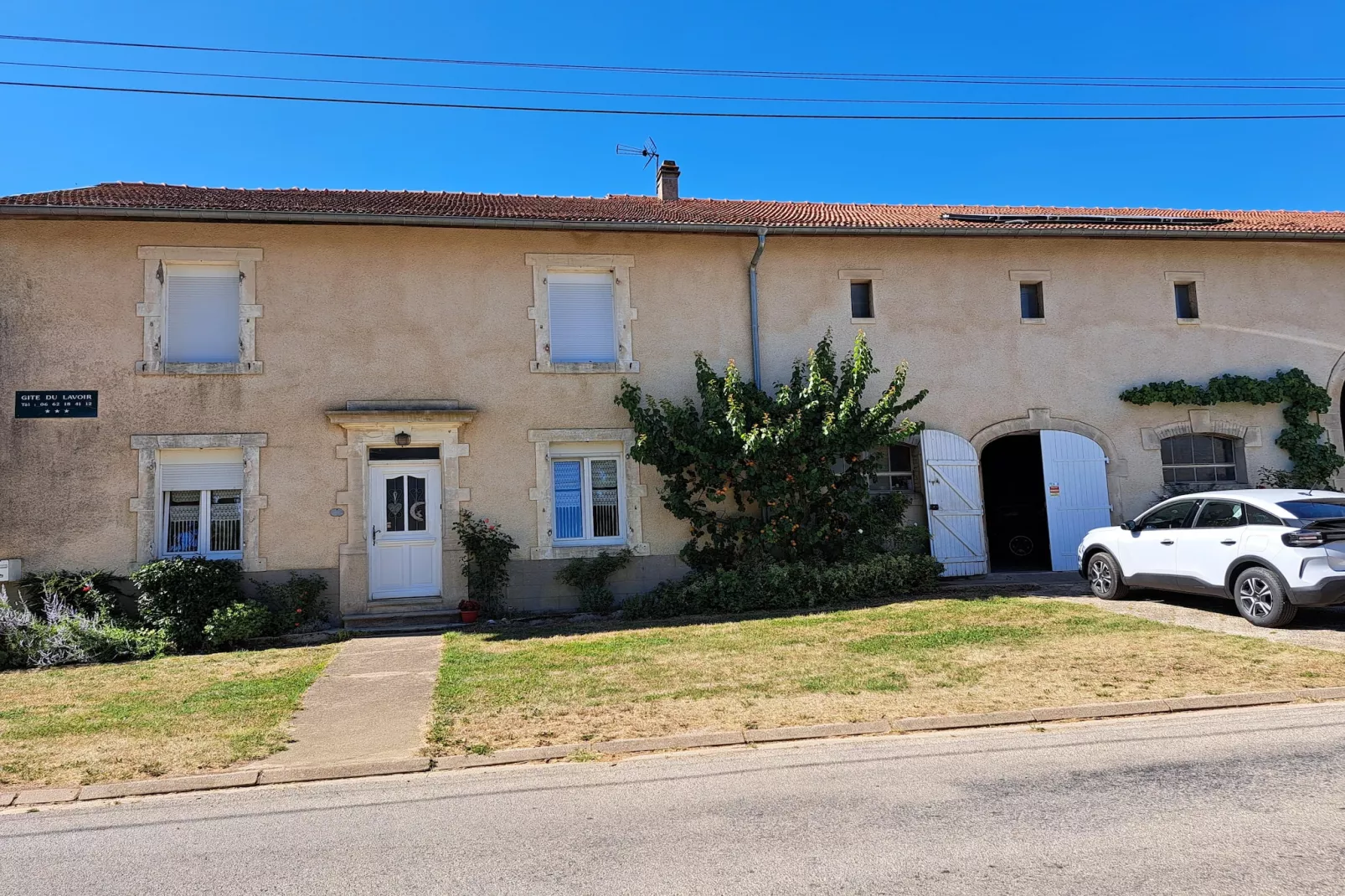 Terraced house Lahayville-Exterior in summer