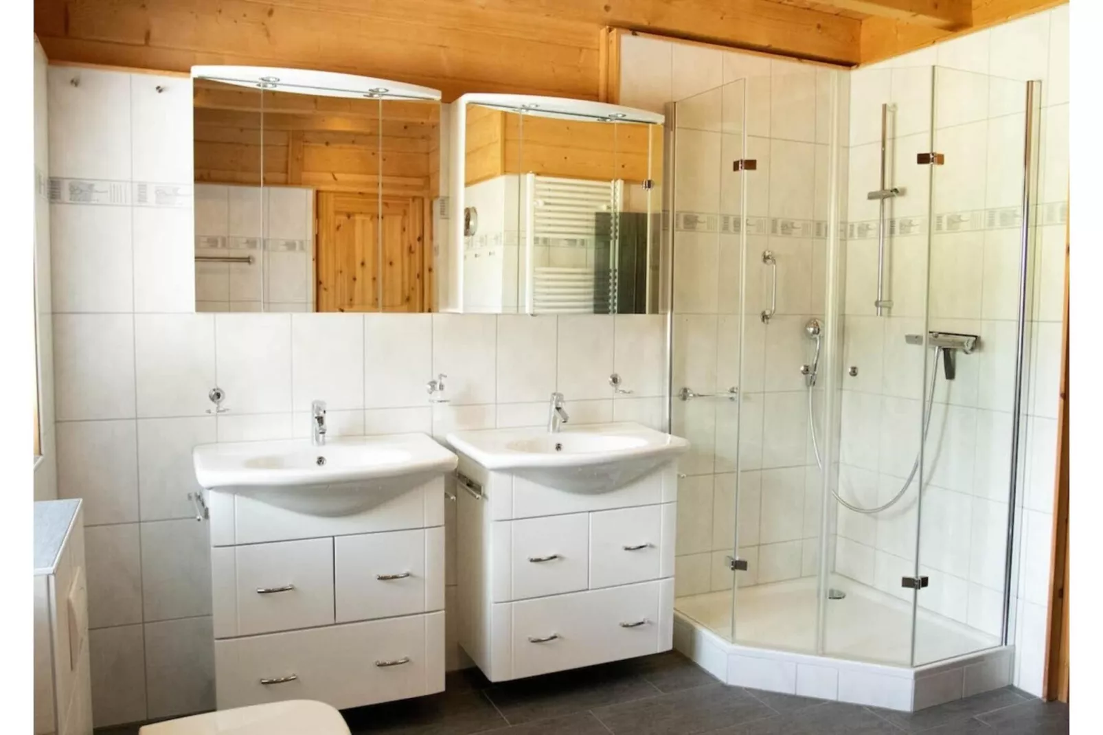 Luxus Blockhaus B-Badezimmer