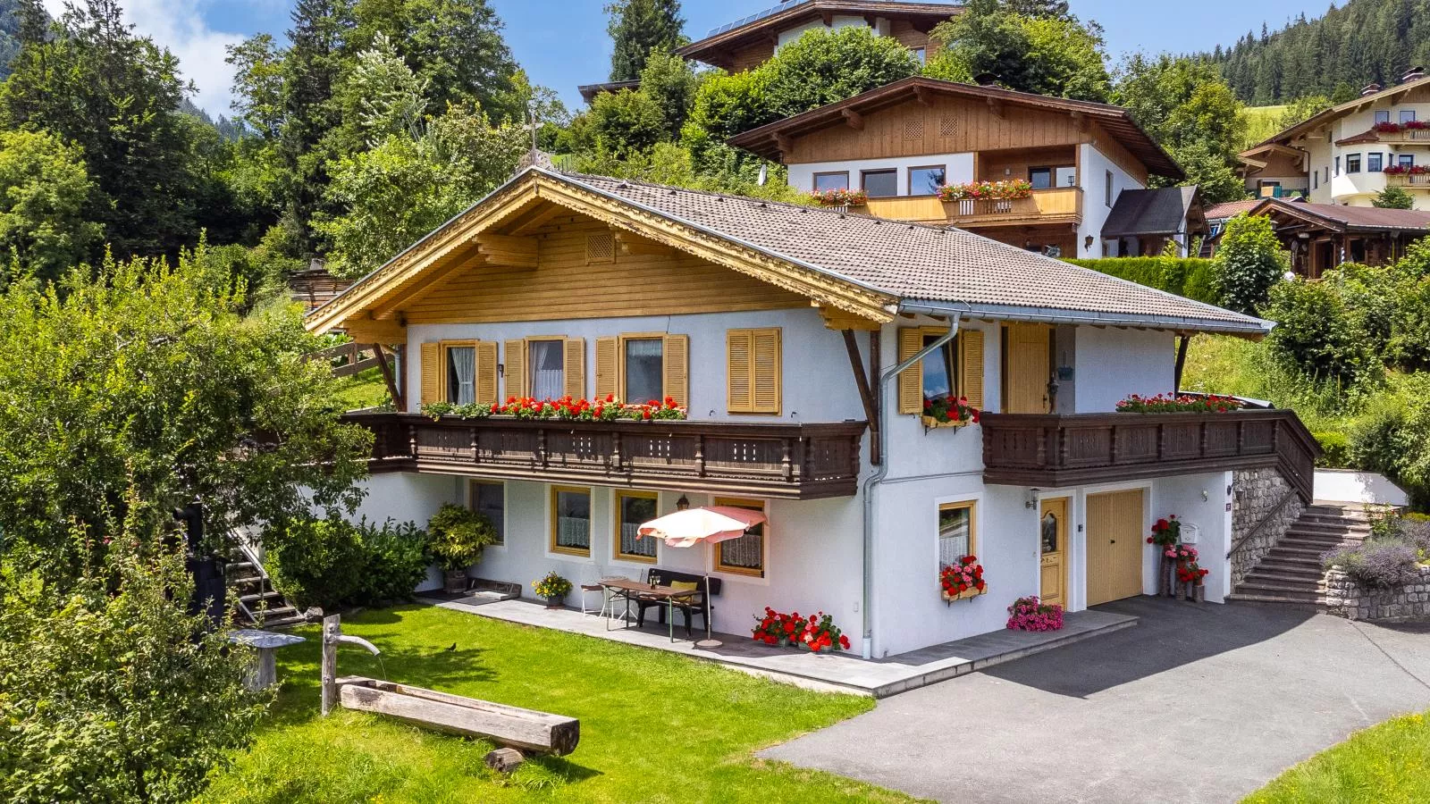 Schöne Aussicht-Exterior in summer