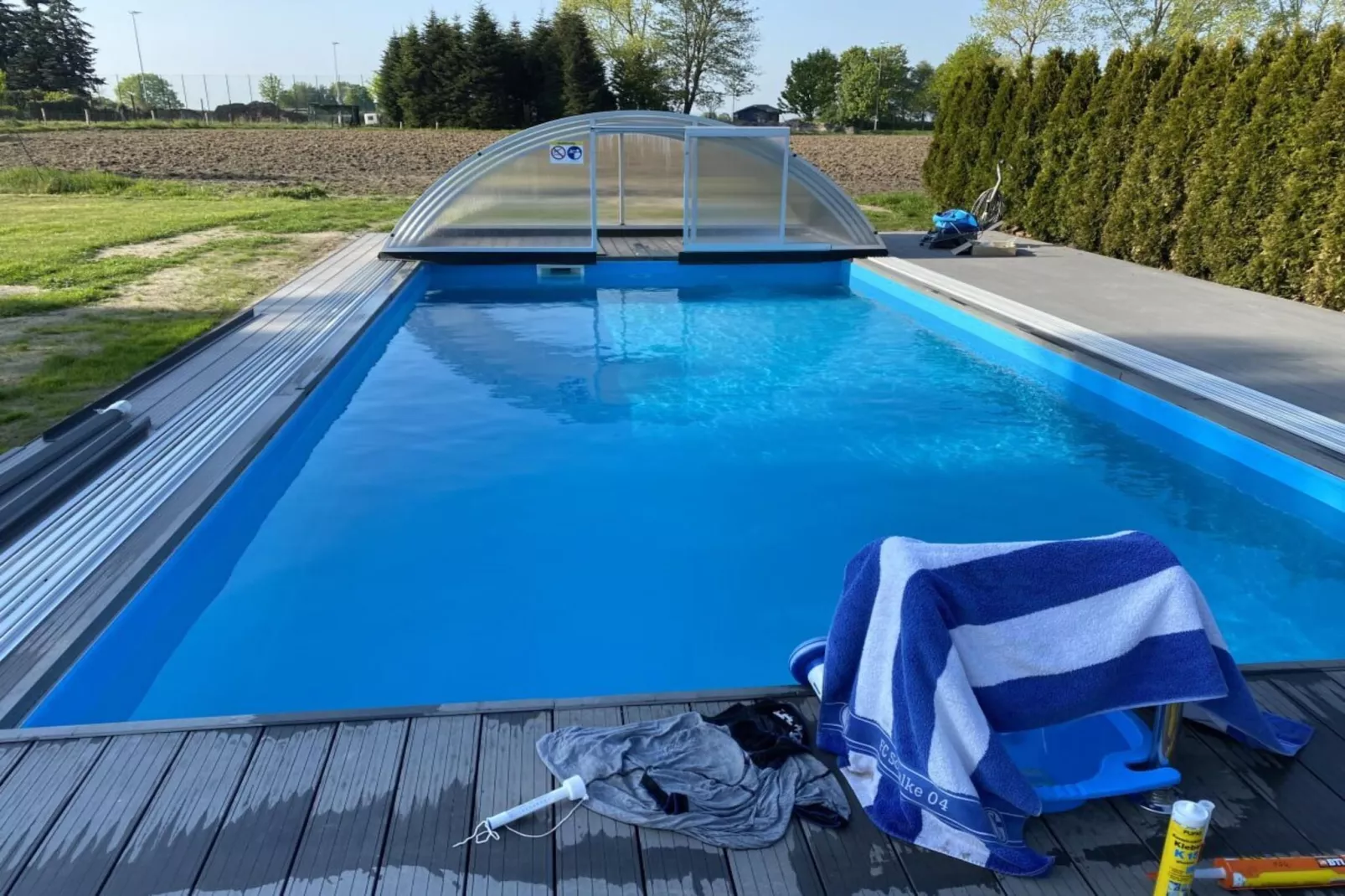276306-Swimming pool