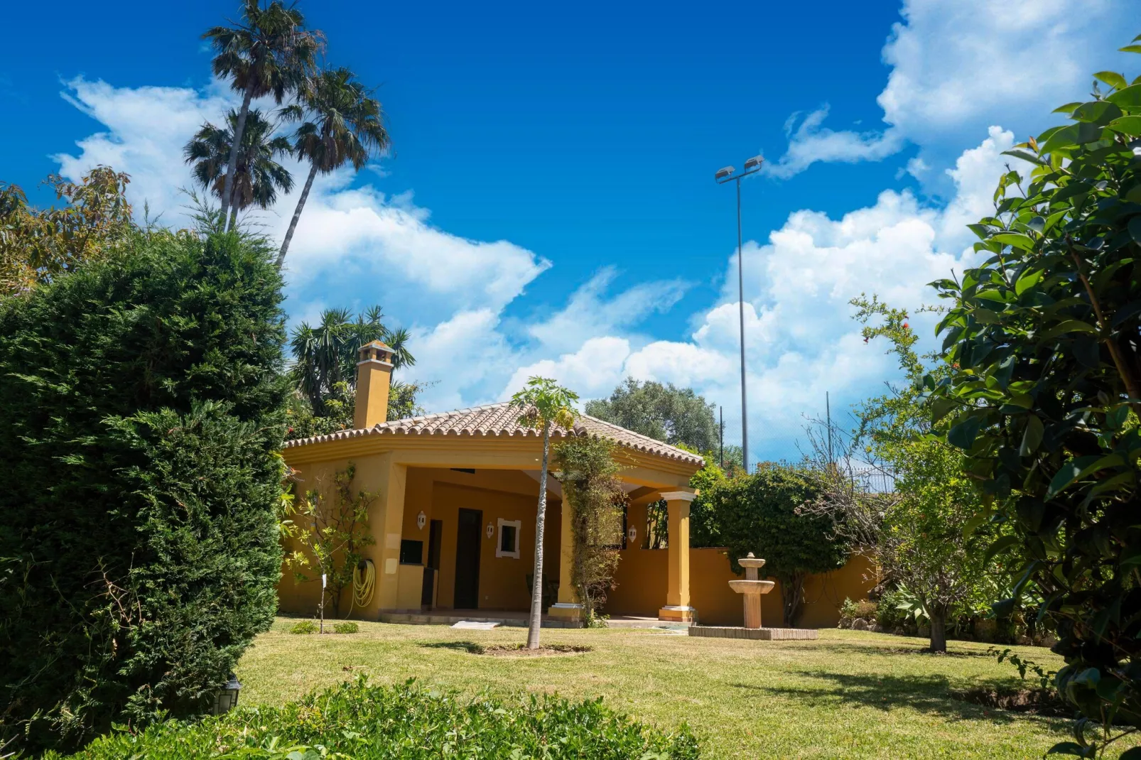 Casa Amarilla-Exterior in summer