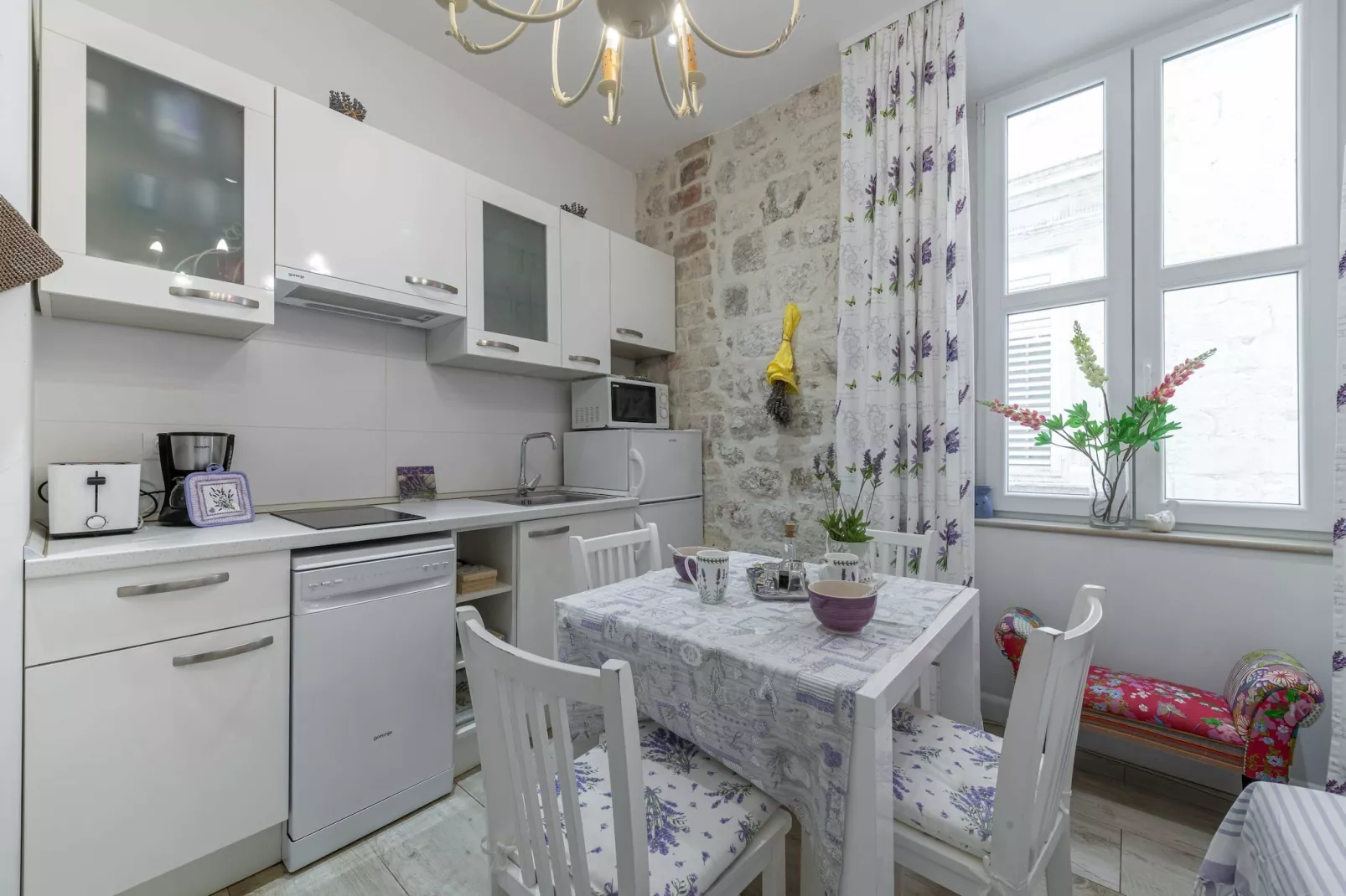L & L Old Town Apartments - One bedroom Apartment (Lavander)-Dining room