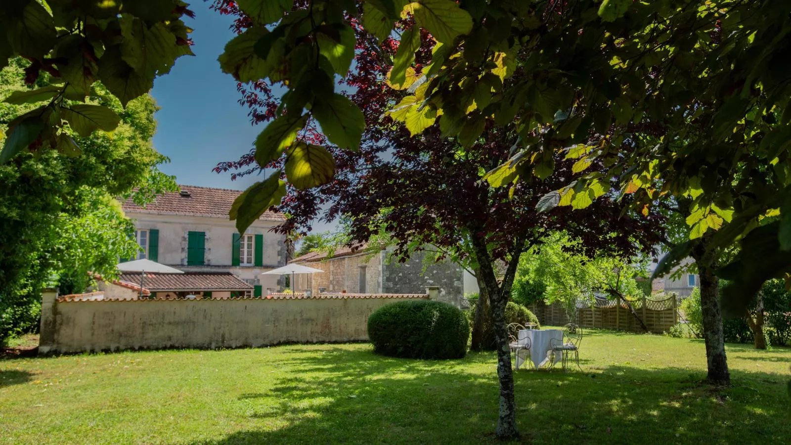 Gîtes de La Maison du Bonnesheur-Jardins en été