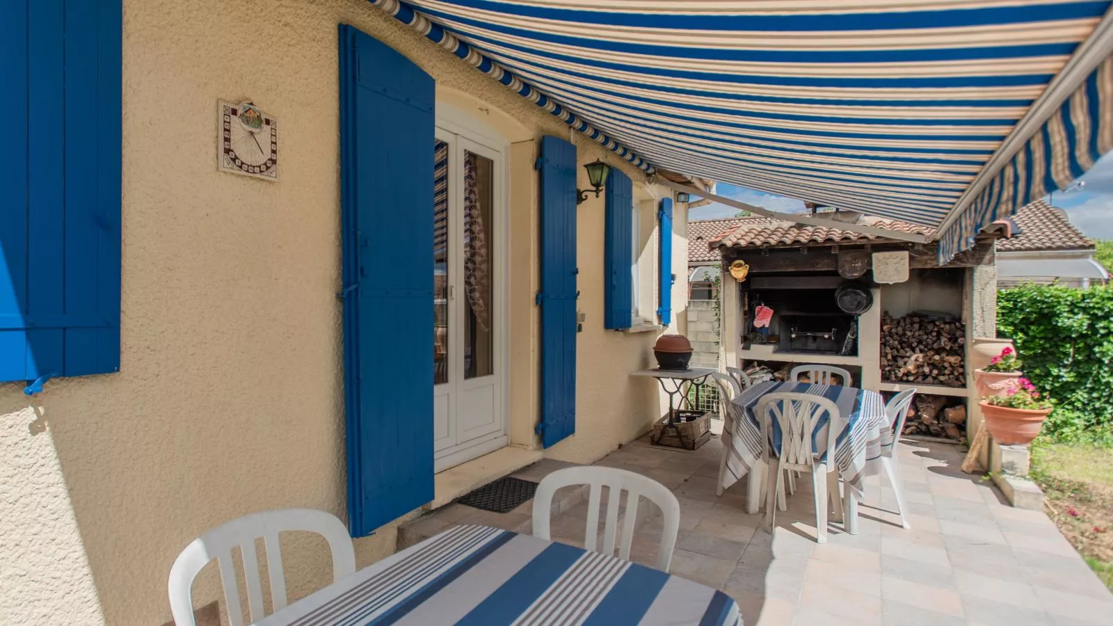 Les Volets Bleus-Terrasse / balcon