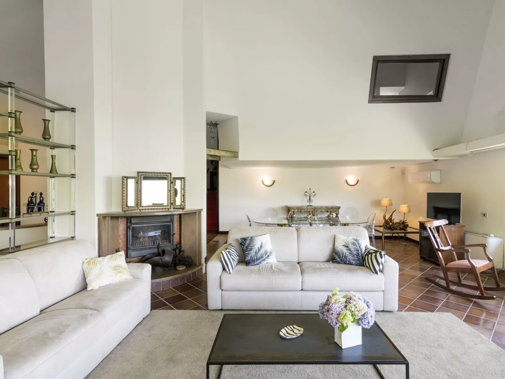 Miralago-Inside