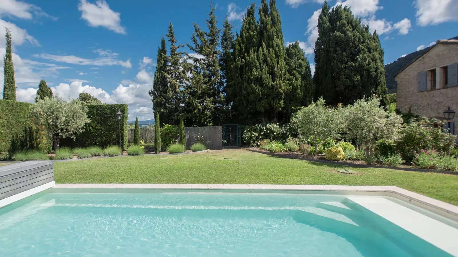 Bastide St John-Garten Sommer