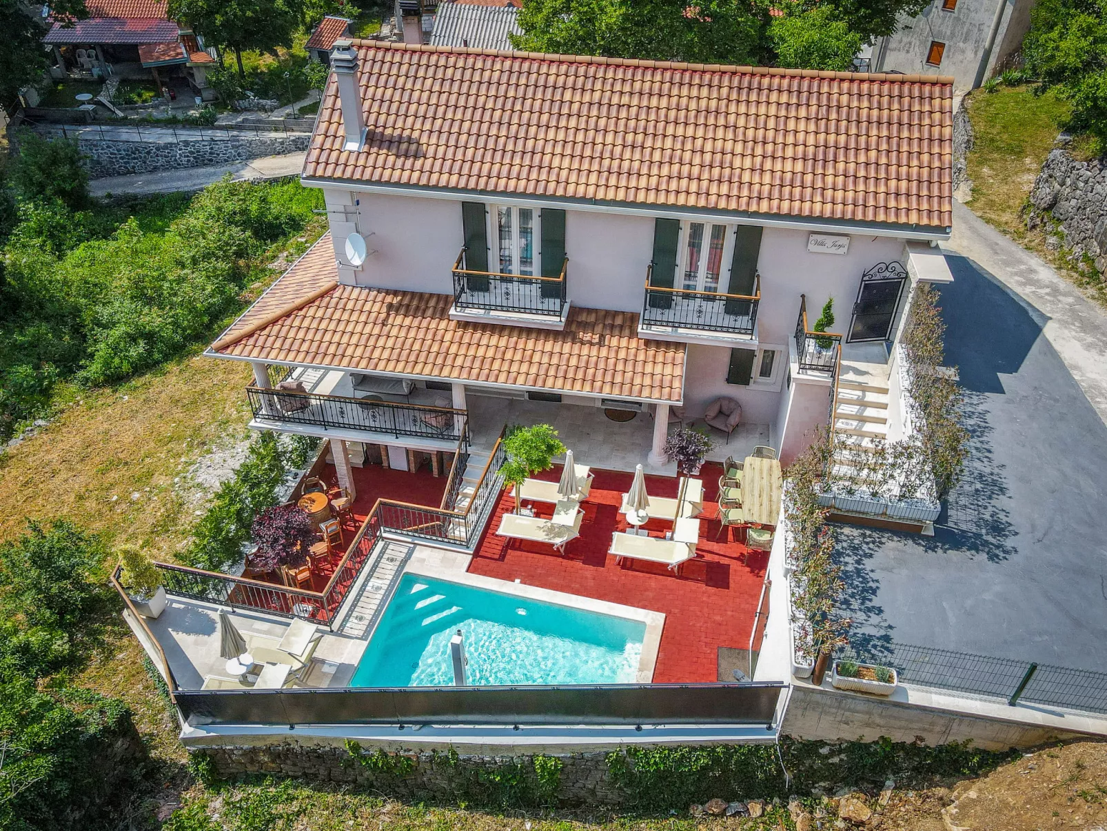 Vila Jurja-Outside