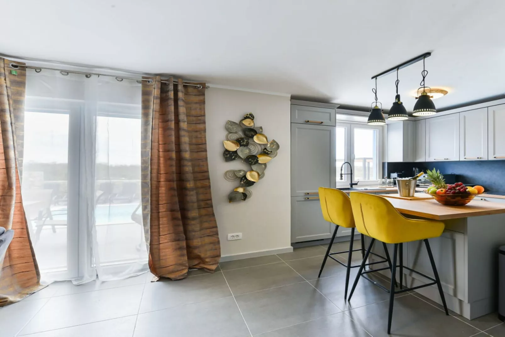 429433-Dining room
