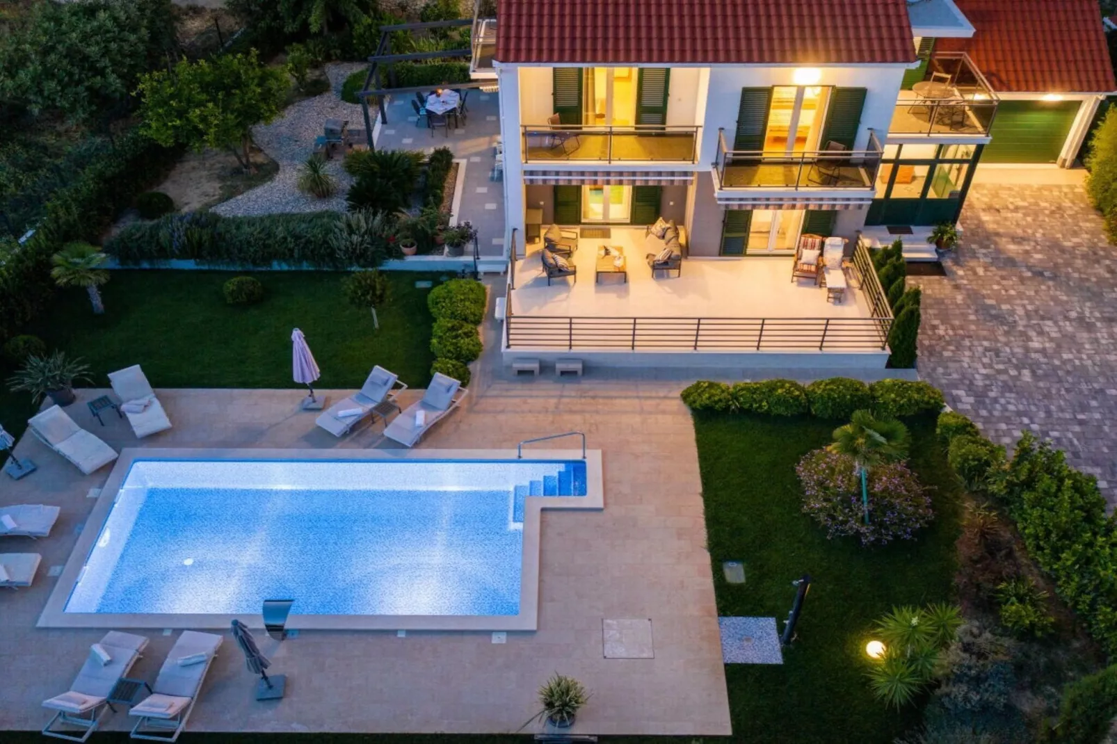 468555-Swimming pool