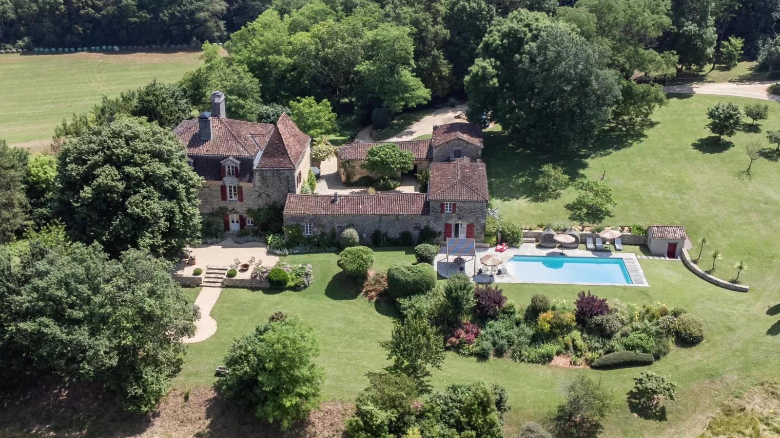 Petit gite Saint Martin le Redon-Exterior in summer