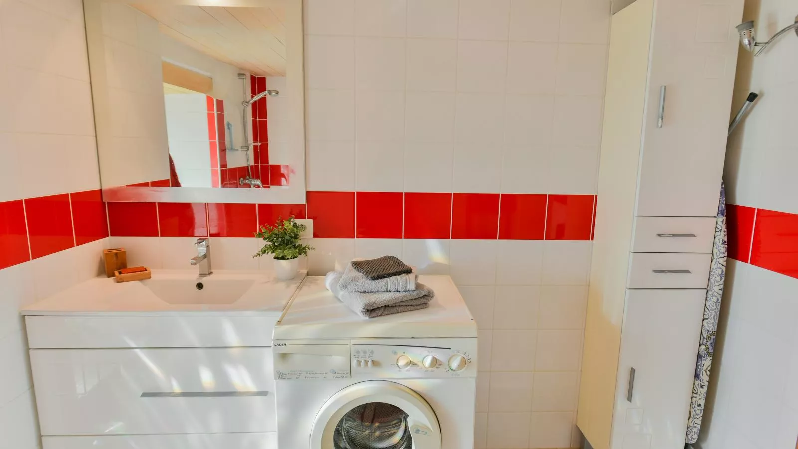 Maison des Yourtes-Bathroom