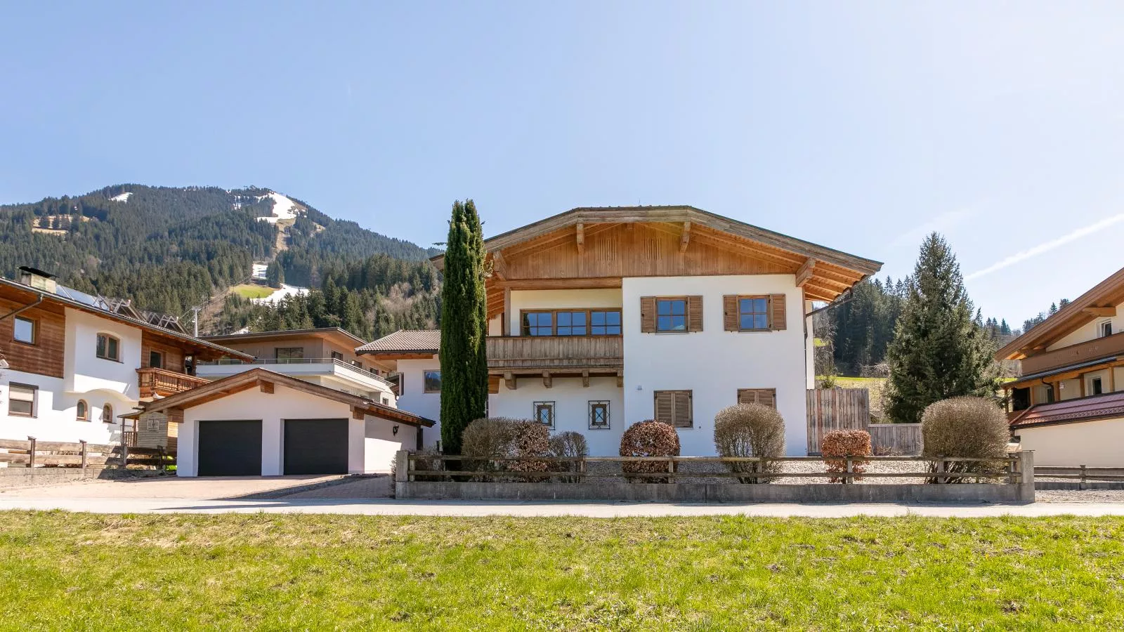 Kaiser Residence Top 2-Exterior in summer